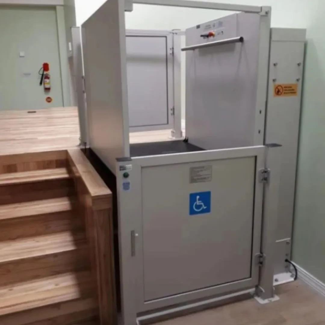 Elevador para acessibilidade PCD instalado em escada